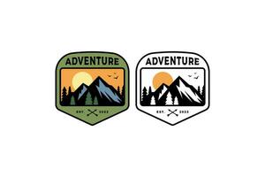 montanha e floresta aventura logotipo Projeto com pôr do sol panorama em quadro, Armação para esporte e aventura vetor