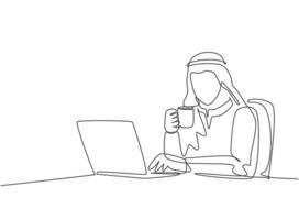 um único desenho de linha do jovem empresário muçulmano lendo o relatório anual na tela do laptop enquanto bebe uma caneca de café. roupa islâmica shemag, kandura, lenço. desenho de desenho de linha contínua vetor