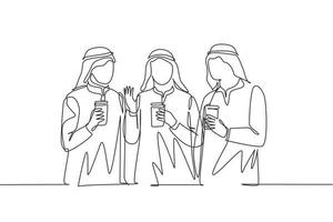 um único desenho de linha de meninas muslimah caminhando juntas com amigos segurando copos de papel de café. hijab e véu de pano feminino do Oriente Médio árabe. ilustração de desenho de desenho de linha contínua vetor