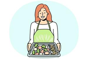 mulher sorridente no avental segurando a bandeja com cozimento de comida deliciosa. dona de casa feliz cozinhando refeição em casa. dieta e nutrição. ilustração vetorial. vetor