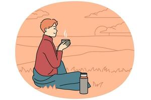 jovem feliz sentado na natureza bebendo chá da garrafa térmica. sorrindo, desfrute de um café quente na colina ao ar livre. conceito de relaxamento. ilustração vetorial. vetor