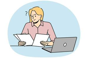 mulher frustrada trabalhando com papelada ocupada no laptop. funcionária confusa considera documentos no local de trabalho. ilustração vetorial. vetor