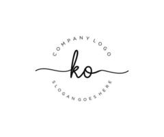 monograma de beleza do logotipo feminino inicial ko e design de logotipo elegante, logotipo de caligrafia da assinatura inicial, casamento, moda, floral e botânico com modelo criativo. vetor