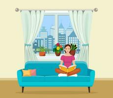 jovem mulher relaxante em sofá lendo livro às casa vetor