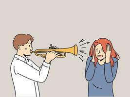 homem tocam trompete perto mulher cobertura ouvidos, para conceito trompetista falta musical talento. cara quem quer para tornar-se profissional músico aprende para jogar composições em trompete e interfere com outras vetor