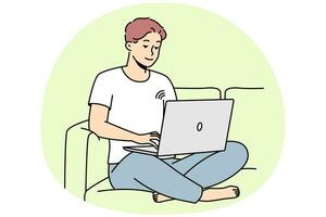 cara sorridente, sente-se no sofá trabalhando no laptop usando a rede sem fio. jovem feliz relaxe no sofá navegar na internet no computador. ilustração vetorial. vetor