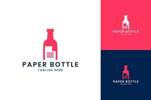 design do logotipo do espaço negativo da garrafa de papel vetor