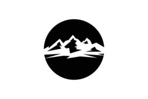 montanha logotipo Projeto com ao ar livre e aventura conceito vetor