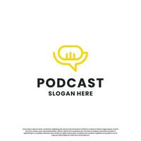 podcast conversa logotipo Projeto. microfone com conversa combinar vetor
