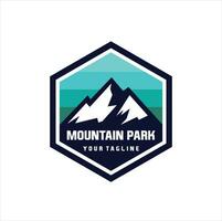 emblemas de viagem de montanha. emblema de aventura ao ar livre de acampamento, distintivo e patch de logotipo. turismo de montanha, caminhadas. vetor