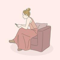 uma jovem mulher sentado em uma sofá e usando uma Smartphone vetor