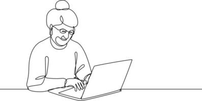 mulher idosa sorridente trabalhando em um laptop vetor