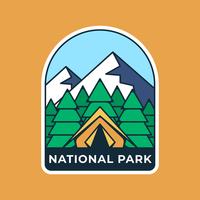 Molde retro do emblema do logotipo do acampamento da montanha