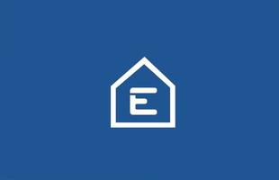 Ícone do logotipo da letra do alfabeto e para empresa e negócios com design de casa azul branca vetor
