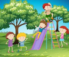 Crianças, jogando slide, parque vetor