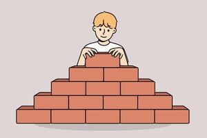 pequeno Garoto constrói pirâmide tijolos, querendo para tornar-se construtor e inscrever-se dentro arquitetônico universidade vetor