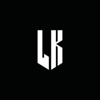Monograma do logotipo da lk com o estilo do emblema isolado em fundo preto vetor