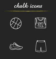 conjunto de ícones de giz de basquete. bola, sapato, t-shirt, calções. uniforme de jogador de basquete. ilustrações vetoriais isoladas em quadro-negro vetor