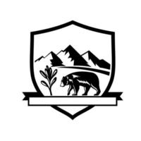 urso preto americano caminhando com a planta da erva sálvia e montanhas dentro do escudo da crista retrô preto e branco vetor