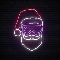 Papai Noel com barba branca usando chapéu vermelho e máscara de snowboard. vetor