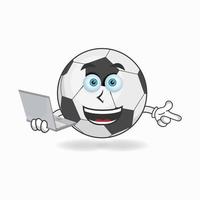 personagem do mascote da bola de futebol com o laptop na mão direita. ilustração vetorial vetor