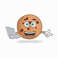 cookies mascote personagem com laptop na mão direita. ilustração vetorial vetor