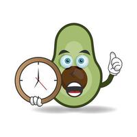 personagem do mascote abacate segurando um relógio de parede. ilustração vetorial vetor