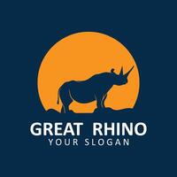 rinoceronte logotipo. rinoceronte ícone. ameaçadas de extinção animal símbolo. africano animais selvagens marca emblema. vetor ilustração. isto logotipo adequado para industrial, prédio, segurança e construção empresas.