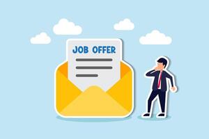 oferta de emprego ou oportunidade de emprego a ser promovida ou nova posição para maior salário, emprego e recrutamento, conceito de recursos humanos, candidato a empresário pensando em aceitar envelope de e-mail de oferta de emprego. vetor