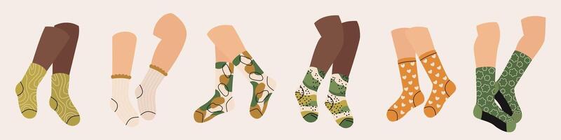 pernas dentro meias. desenho animado pés vestindo algodão lã meias, homem e mulher pés dentro meias, moda conceito. vetor conjunto