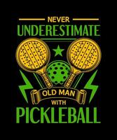 Nunca subestimar velho homem com pickleball Preto camiseta Projeto vetor