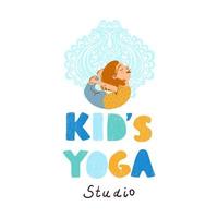 logotipo do estúdio de ioga de crianças coloridas com ilustração de uma menina fazendo ioga, isolada no fundo branco vetor
