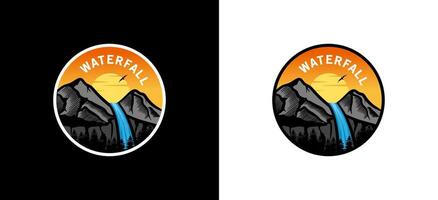 cascata logotipo projeto, Alto montanha cascata vetor ilustração com pôr do sol tons