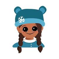 garota com olhos grandes e um largo sorriso de nacionalidade afro-americana ou latina com chapéu de urso com floco de neve. bebê fofo com cara feliz em cocar de inverno. cabeça de criança adorável com emoções vetor