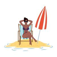 jovem mulher afro relaxando na praia sentada na cadeira e guarda-chuva