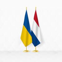 Ucrânia e Países Baixos bandeiras em bandeira ficar em pé, ilustração para diplomacia e de outros encontro entre Ucrânia e Holanda. vetor