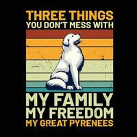três coisas você não bagunça com meu família meu liberdade meu ótimo Pirineus retro camiseta Projeto vetor