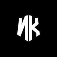 Fita de logotipo de carta de monograma nk com estilo de escudo isolado em fundo preto vetor