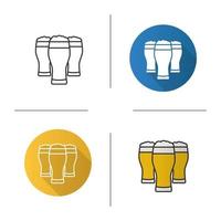 ícone de três copos de cerveja light. design plano, estilos lineares e de cores. copos de cerveja cheios de espuma. ilustrações vetoriais isoladas vetor