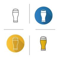 ícone de copo de cerveja light. design plano, estilos lineares e de cores. copo de cerveja cheio de espuma. ilustrações vetoriais isoladas vetor