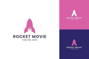 projeto do logotipo do espaço negativo do filme foguete vetor