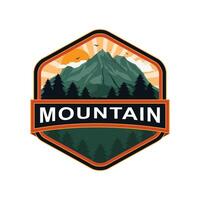 montanha crachá logotipo aventura logotipo ao ar livre aventura crachá vetor