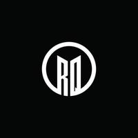 logotipo do monograma rq isolado com um círculo giratório vetor