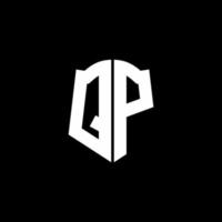 Fita de logotipo de carta de monograma qp com estilo de escudo isolado em fundo preto vetor