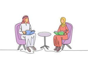 contínuo 1 linha desenhando árabe homem mulher sentado lendo em sofá. lendo foco dentro vivo sala. Diversão passatempo. aliviar fadiga a partir de diariamente Atividades. livro festival. solteiro linha desenhar ilustração vetor