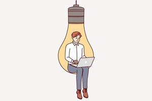 homem inventor com computador portátil senta dentro luz lâmpada, simbolizando inspiração para chegando acima com Ideias vetor