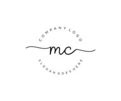monograma de beleza do logotipo feminino inicial mc e design de logotipo elegante, logotipo de caligrafia da assinatura inicial, casamento, moda, floral e botânico com modelo criativo. vetor