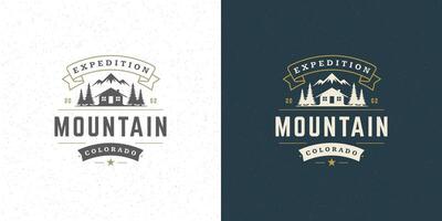 floresta acampamento logotipo emblema verão acampamento ilustração montanhas com cabine e pinho árvores silhuetas vetor