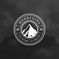 montanhas logotipo emblema ilustração. vetor