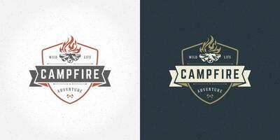 fogueira logotipo emblema ilustração ao ar livre floresta acampamento fogueira silhueta para camisa ou impressão carimbo vetor